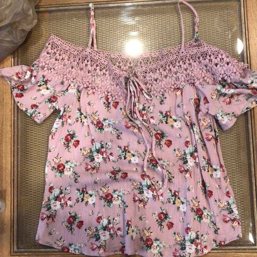 E M floral off the shoulder summer shirt! Size S
